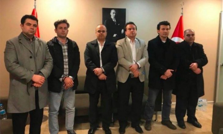 Familjarët e turqve të arrestuar protestojnë në aeroport