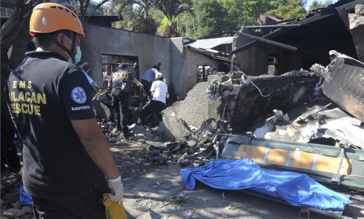 Avioni që la të vdekur 10 persona pas rrëzimit mbi një shtëpi