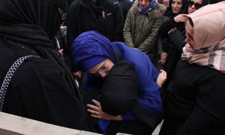 Vdes tragjikisht i afërmi i Erdoganit – gruaja e tij përlotet në funeral