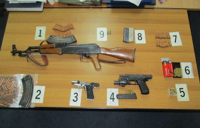 Konfiskohen armë dhe municion në fshatin  Hajvali të Prishtinës