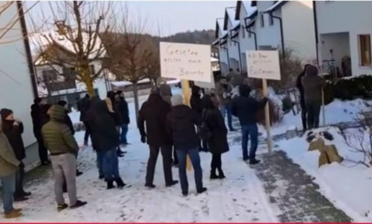 Shqiptarëve u mbyllet bastorja në qytetin austriak, protestojnë jashtëligjshëm para shtëpive të zyrtarëve