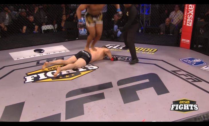 Nënshtrim i kundërshtarit, apo çmenduri, gjest i paparë në MMA