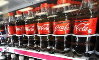 Coca-Cola nuk heq dorë nga shishet plastike, kjo është arsyeja