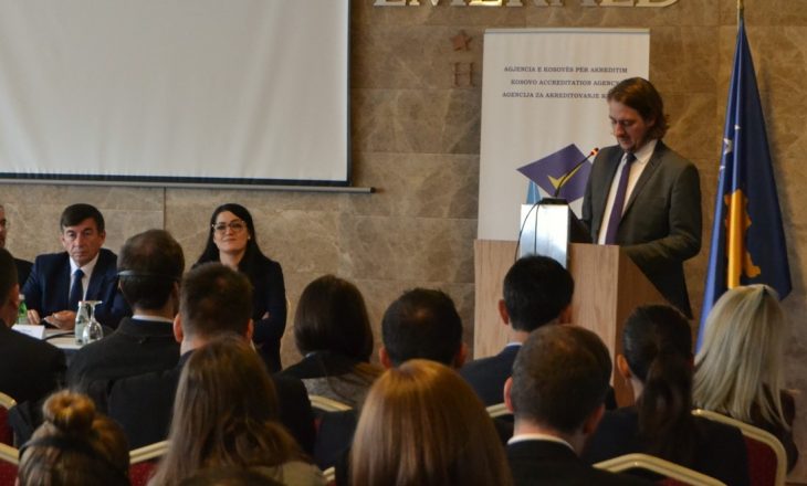 Drejtori i EQAR-it thotë se përjashtimi i Kosovës do t’i izolojë studentët kosovarë