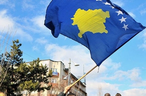 Disa persona largojnë flamurin e Kosovës tek statuja e “Zahir Pajazitit”