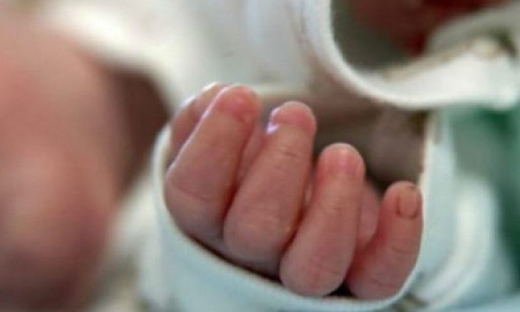 Gjendet e vdekur foshnja njëditëshe në Gjakovë, arrestohet e ëma