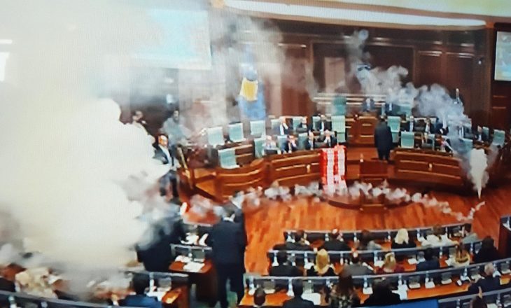 “Ishalla i del flaka n’tana anët” – deklarata e deputetit pas hedhjes së gazit