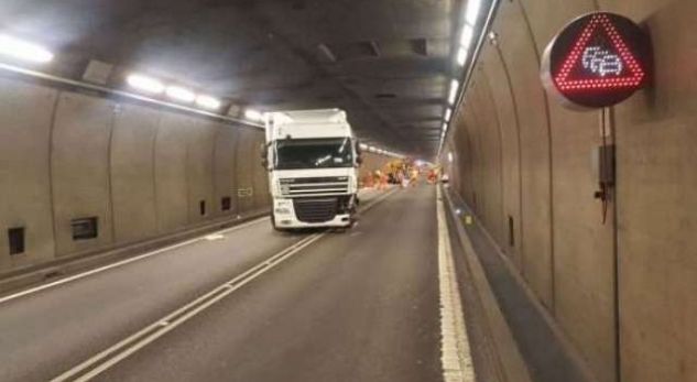 Kamioni përplaset në maune, lëndohet vozitësi kosovar në Austri