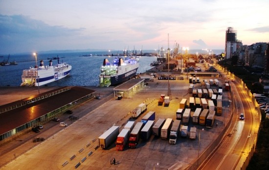 Rrahje masive në portin e Durrësit [VIDEO]