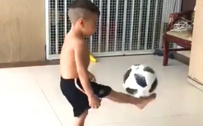 Ky fëmijë ka aftësi të jashtëzakonshme (VIDEO)