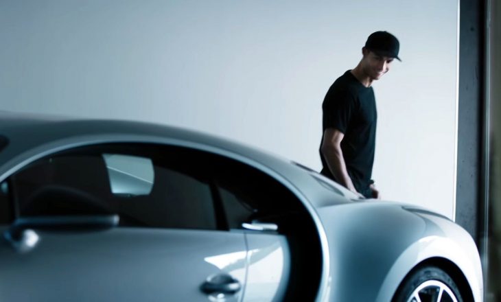 Ronaldo zgjohet në Bugatti të ri (VIDEO)