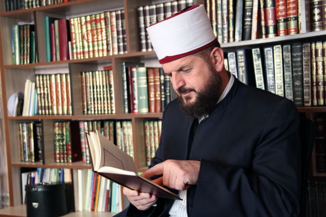 Imami i liruar nga akuzat për terrorizëm kërkon që mos të quhet “kontrovers”