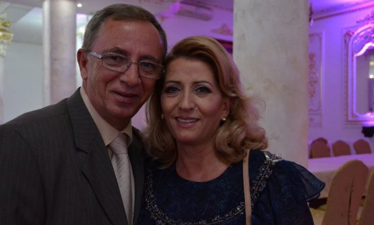 Shkurte Fejza dhe burri i saj marrin pasaportë shqiptare