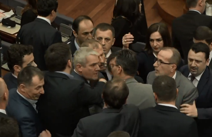 Deputeti i PDK-së tregon fjalët që ia tha deputeti i mllefosur i VV-së