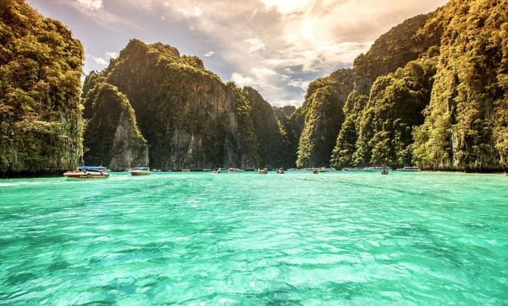 Tajlanda vendim ekstrem, mbyll plazhin e famshëm