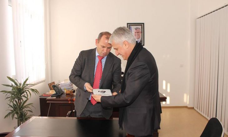Drenasi nderon ish-kryeministrin e Shqipërisë