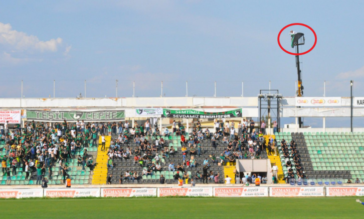 Ishte përjashtuar 12 muaj jashtë stadiumeve në Turqi – tifozi i flaktë gjen zgjidhjen