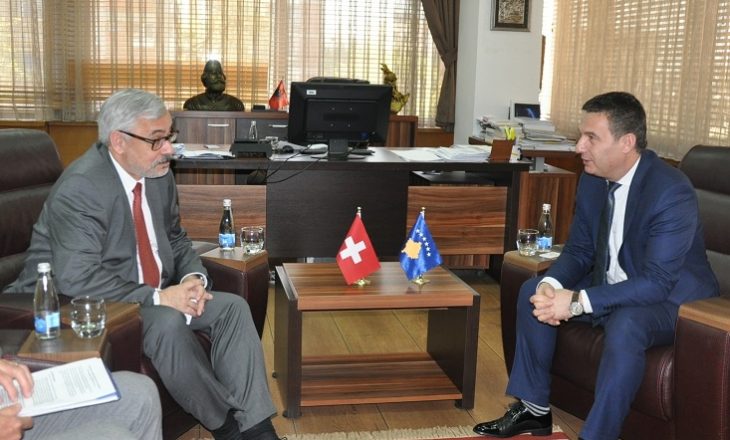 Ministri Bytyqi priti ambasadorin e Zvicrës në Kosovë