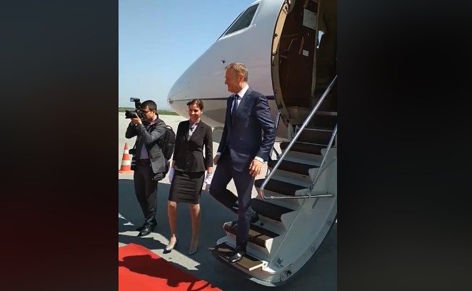 Tusk arrin në Kosovë, takohet me Thaçin
