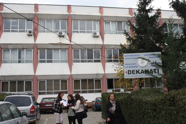Ministri i Arsimit flet për mungesën e profesorëve në Fakultetin e Mjekësisë