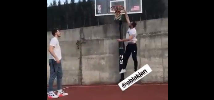 Portieri i Atletico Madrid, Jan Oblak, shfaq talentin e tij në basketboll (Video)