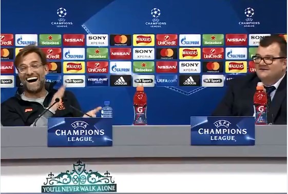Jurgen Klopp bën show me përkthyesin në konferencën për shtyp (Video)
