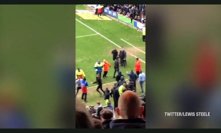 Rrahje masive dhe arrestime në ndeshjen e futbollit anglez (VIDEO)