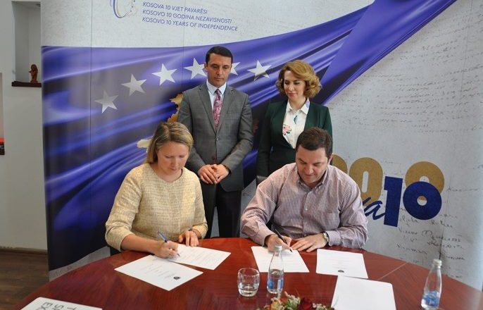 Ministria e Kulturës ndan 10 mijë Euro për fondacionin e gruas së Behgjet Pacollit