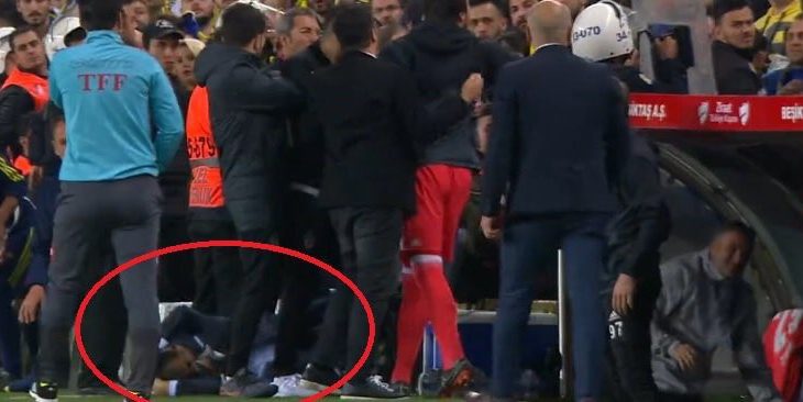 Skandal në Turqi – tifozët Fenerbahces gjuajnë sende të forta, lëndohet trajneri Besiktasit Gunes (VIDEO/FOTO)