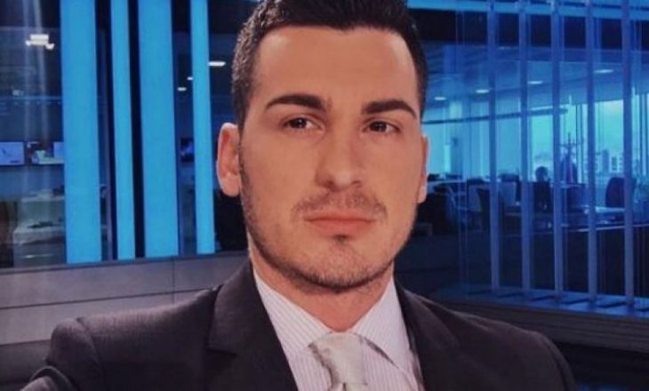 Këngëtarja shqiptare i propozon live martesë moderatorit të lajmeve