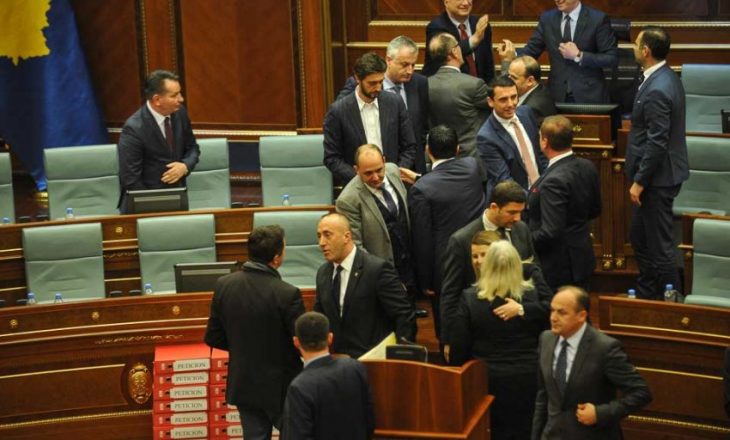 Deputeti pro rrëzimit të Qeverisë Haradinaj: Kosova e kapur nga të korruptuarit