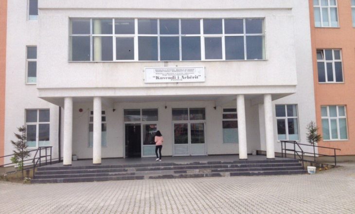 Mësuesi mbylli 31 njësha në një klasë – nxënësit e Ferizajt reagojnë ndaj tij