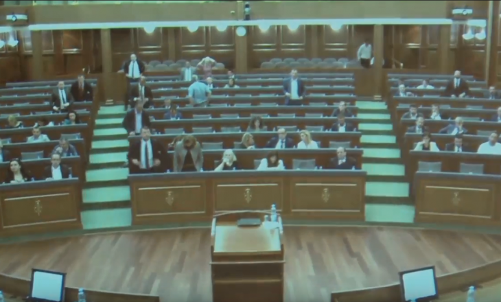 Deputetët e opozitës nuk votojnë – kuvendi detyrohet të shkojë në pauzë