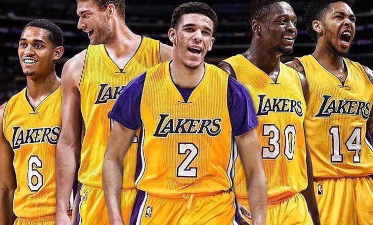 Lakers barazojnë serinë ndaj Houstonit, fitore shprese për Milwaukeen
