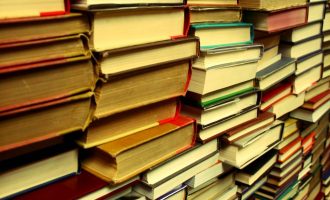 Promovohet libri me poezi “Sfinksi pyet sërish”