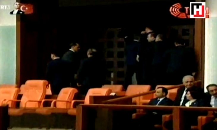Përplasje në parlamentin e Turqisë – Erdogan largohet me truproja