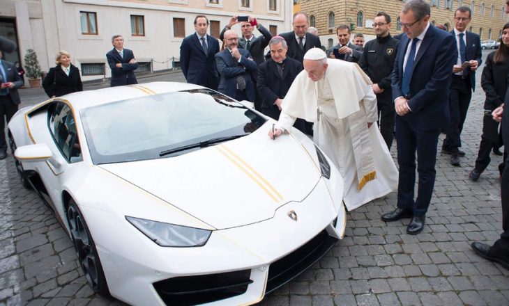 Lamborghini i Papës në ankand