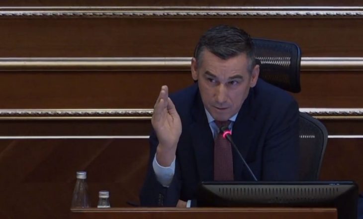 Pas tri orëve seancë, Veseli tregon gojëdhëna me Lasgush Poradecin por ia ngatërron mbiemrin