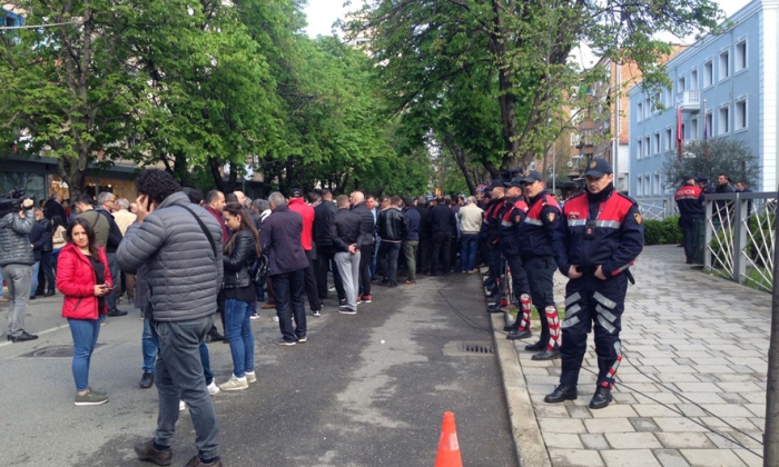 Çfarë po ndodh para policisë në Tiranë?