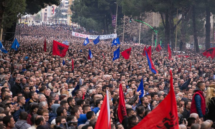Policia e shpall të paligjshme protestën e opozitës në Shqipëri