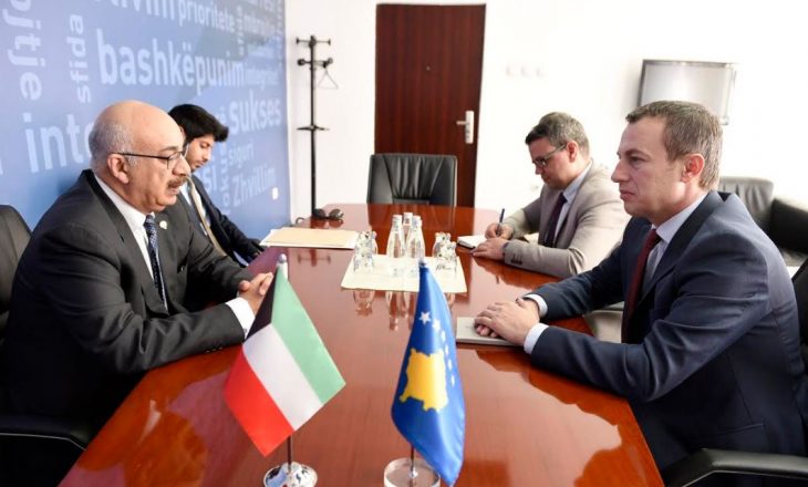 Ministri Reçica priti në takim ambasadorin e Kuvajtit në Shqipëri
