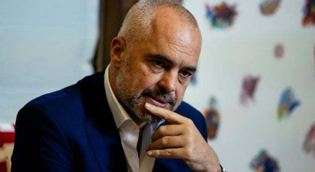 Burri kuksian ‘godet’ me grusht Edi Ramën!