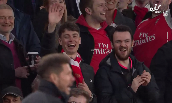 Tifozë e Arsenalit tallen me Simeonen, pas përjashtimit (VIDEO)