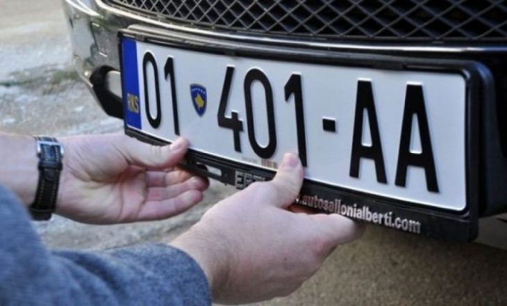 Serbët e veriut ende nuk i pranojnë targat e Kosovës