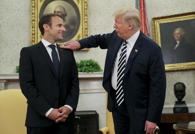 Momenti i sikletshëm i Macron në takimin me Trump