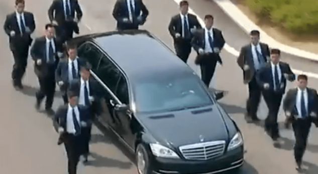 12 truprojat e Kim Jong Un vrapojnë pas liderit