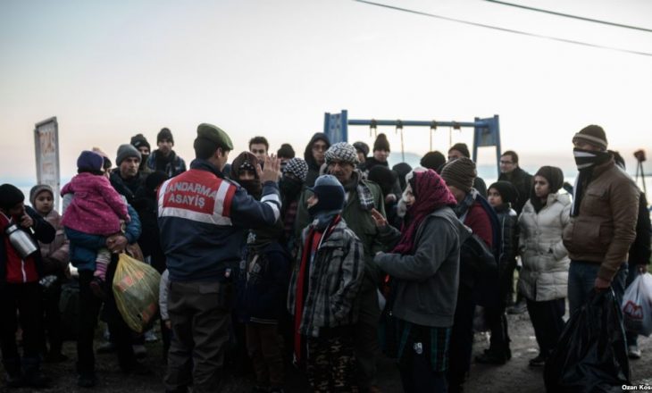 Turqia dëbon qindra migrantë