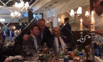 Mish, raki, birra e muzikë dhe një grumbull burrash që e fyen Betejën e Koshares