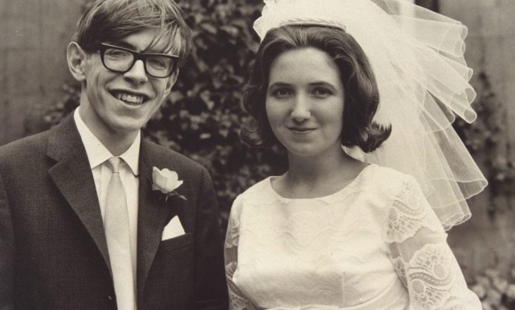 Hawking la pas mesazhe të fuqishme, për ata që po kalojnë momente të vështira