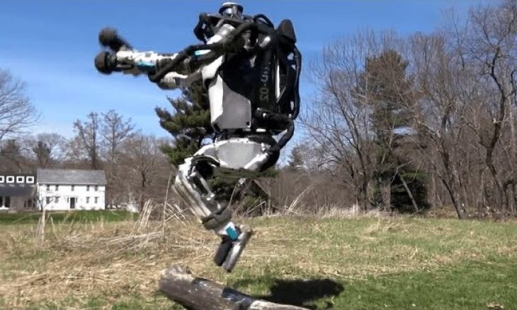 Roboti që vrapon dhe kapërcen pengesat si njeriu (Video)